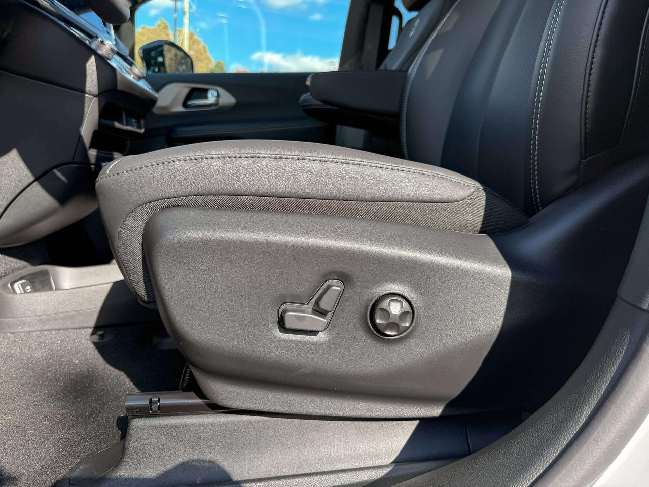2027 Chrysler Pacifica Select FWD Photo