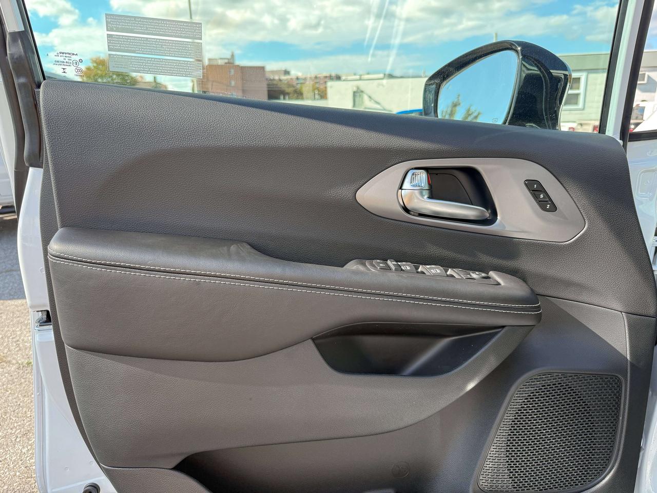 2027 Chrysler Pacifica Select FWD Photo