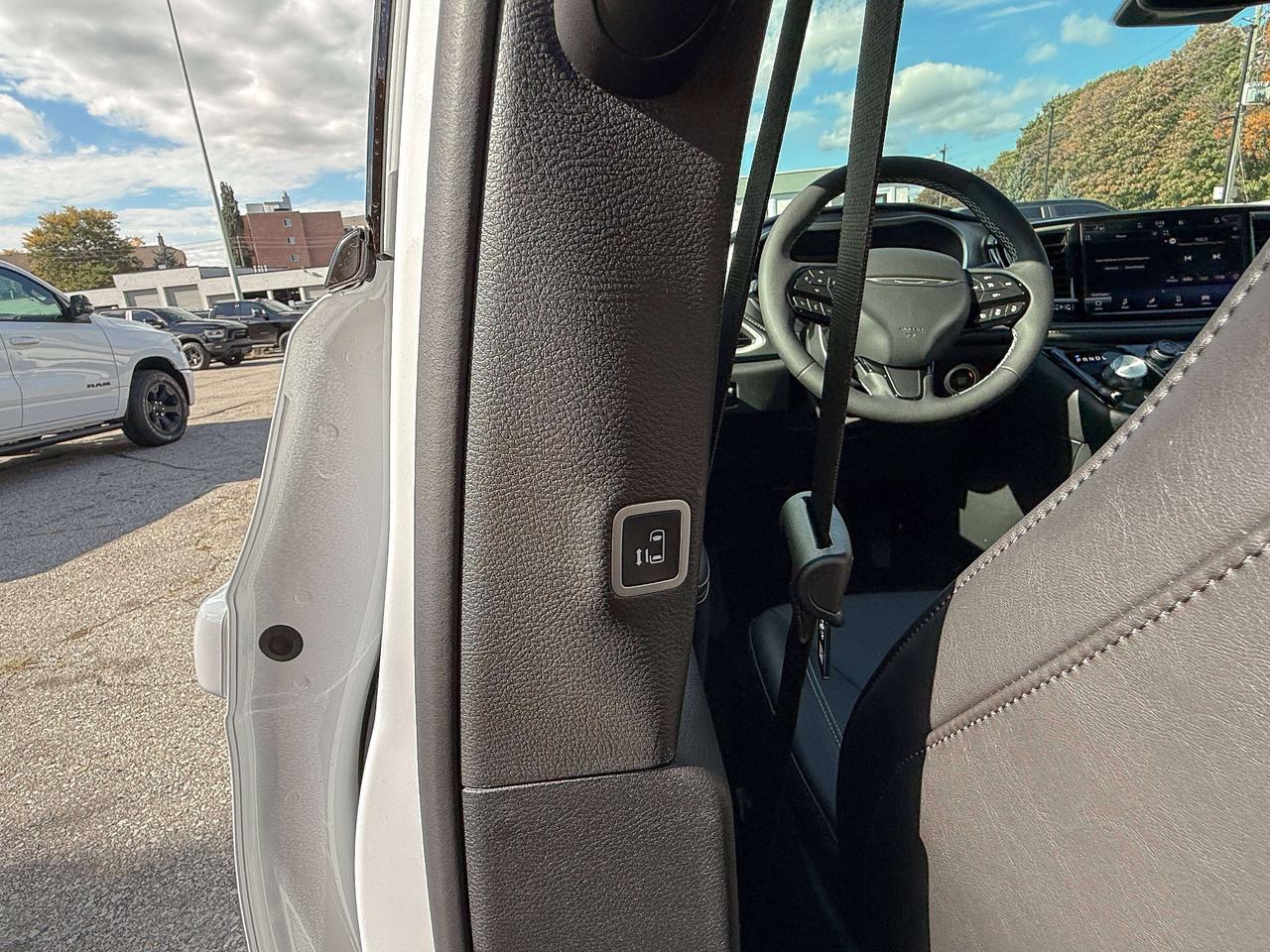 2027 Chrysler Pacifica Select FWD Photo
