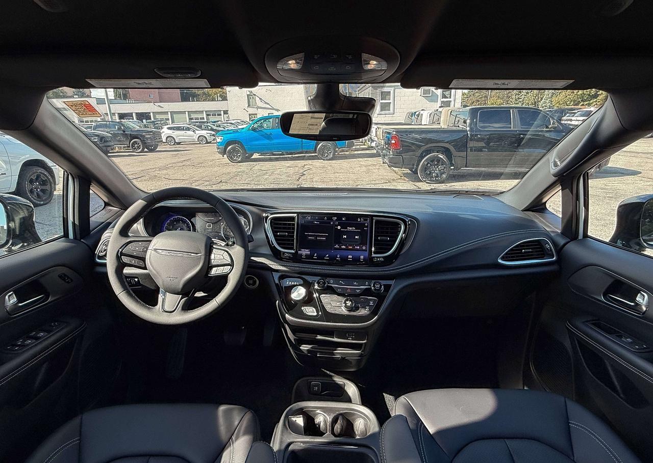 2027 Chrysler Pacifica Select FWD Photo