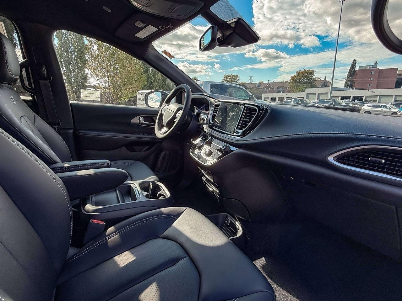 2027 Chrysler Pacifica Select FWD Photo