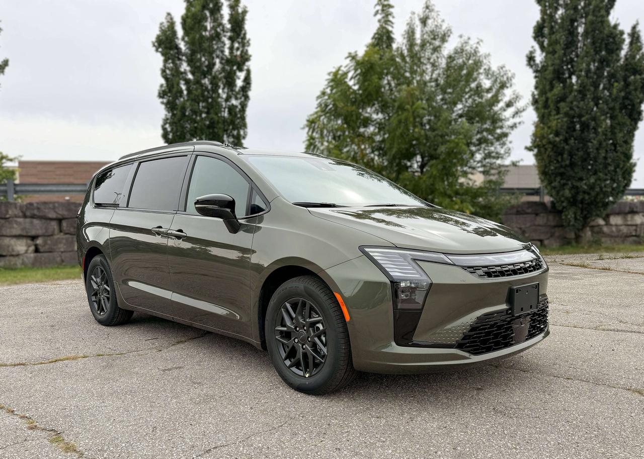 2027 Chrysler Pacifica Select FWD Photo2