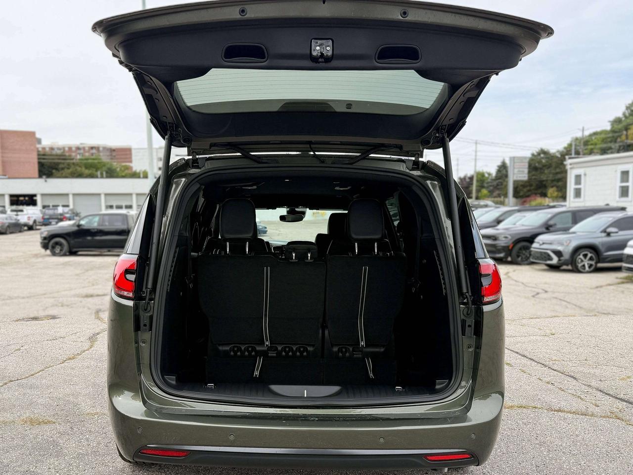 2027 Chrysler Pacifica Select FWD Photo