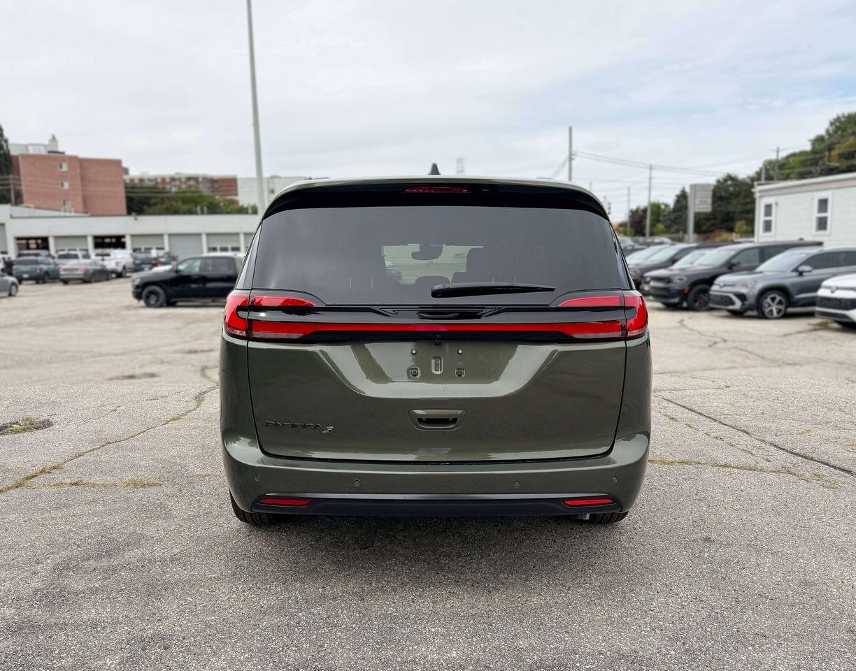 2027 Chrysler Pacifica Select FWD Photo