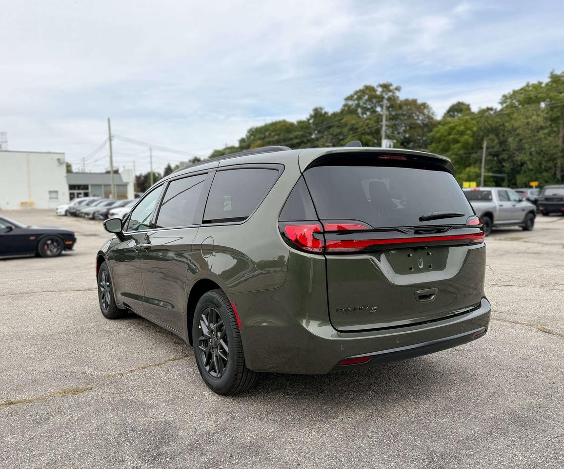 2027 Chrysler Pacifica Select FWD Photo