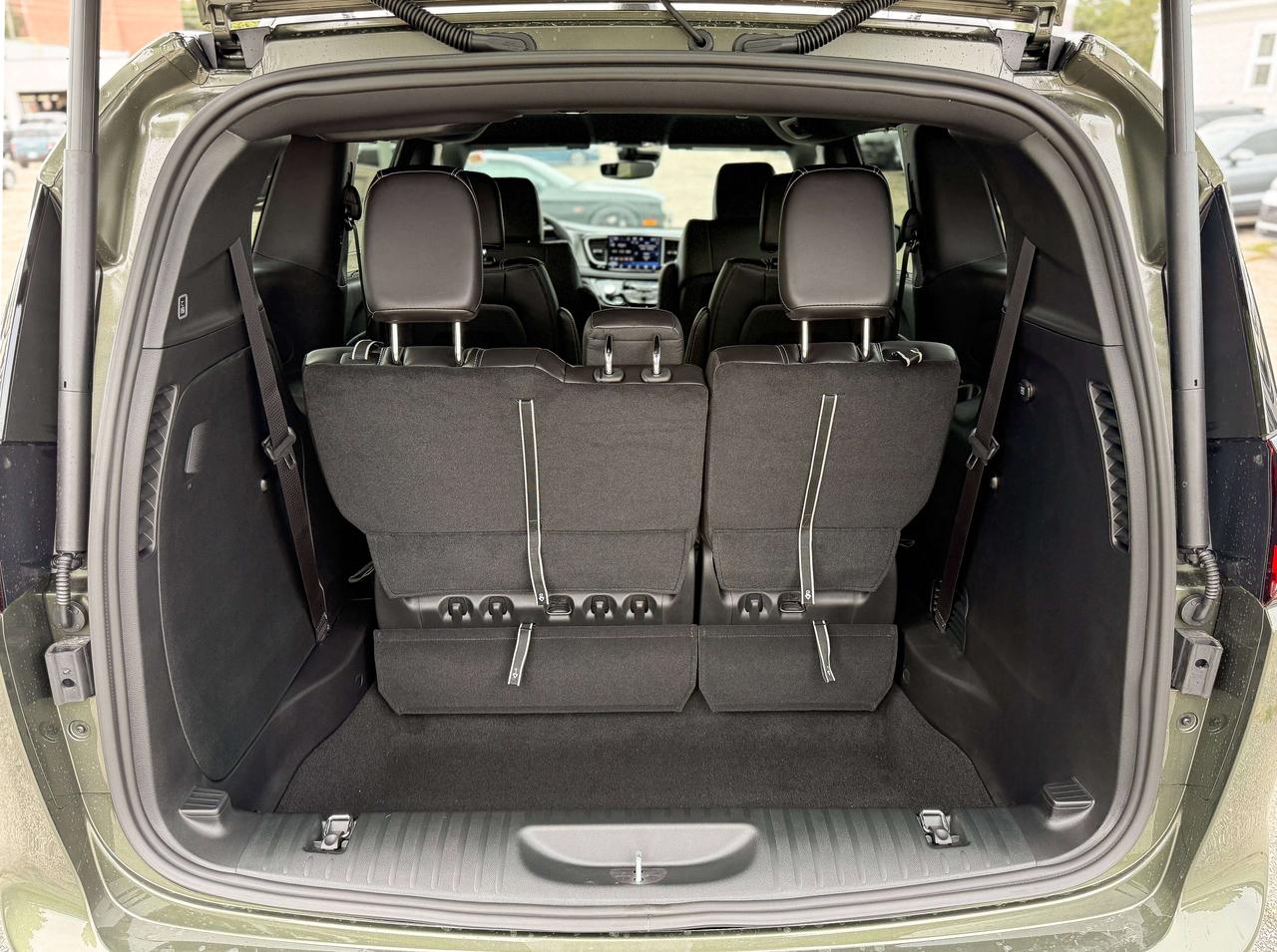 2027 Chrysler Pacifica Select FWD Photo