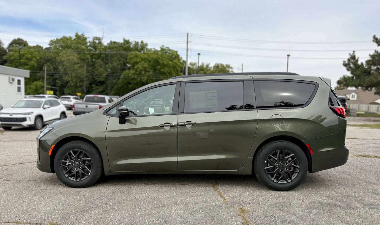 2027 Chrysler Pacifica Select FWD Photo