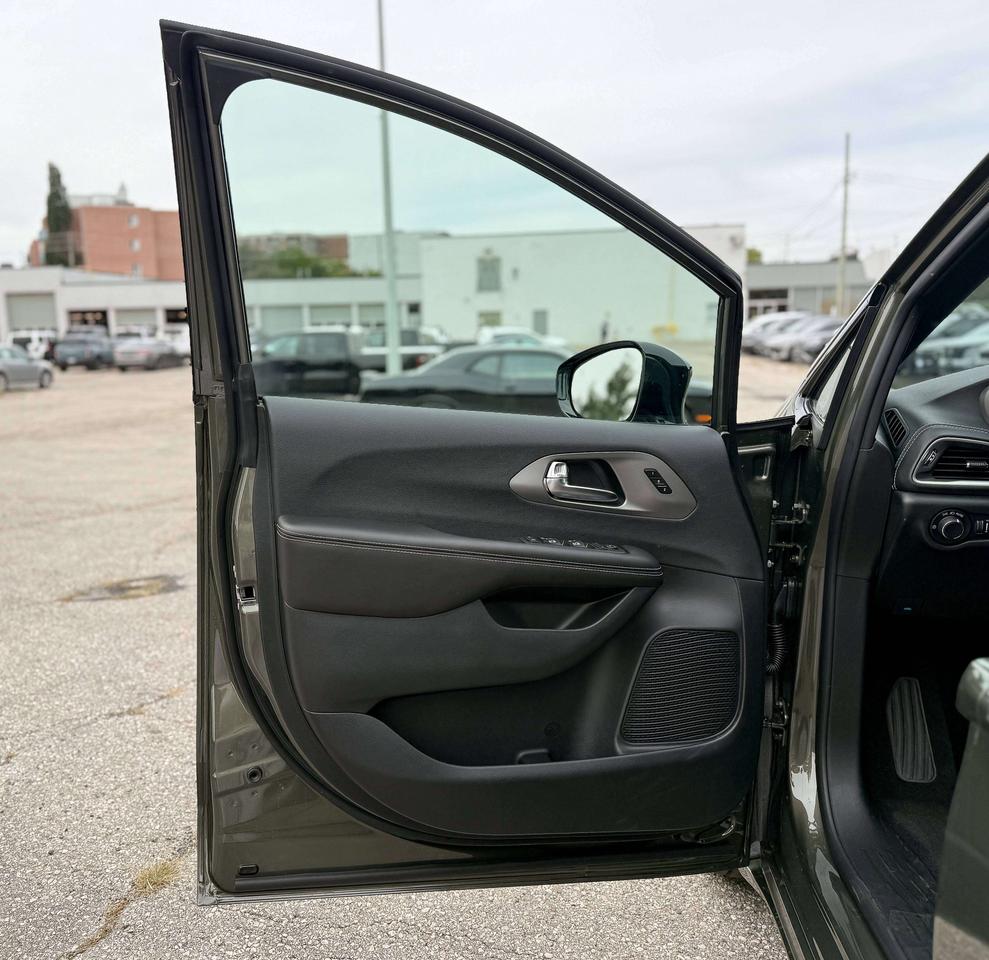2027 Chrysler Pacifica Select FWD Photo