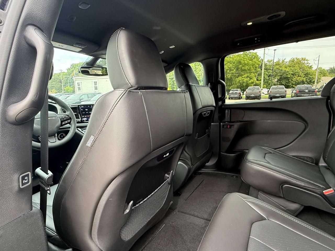 2027 Chrysler Pacifica Select FWD Photo