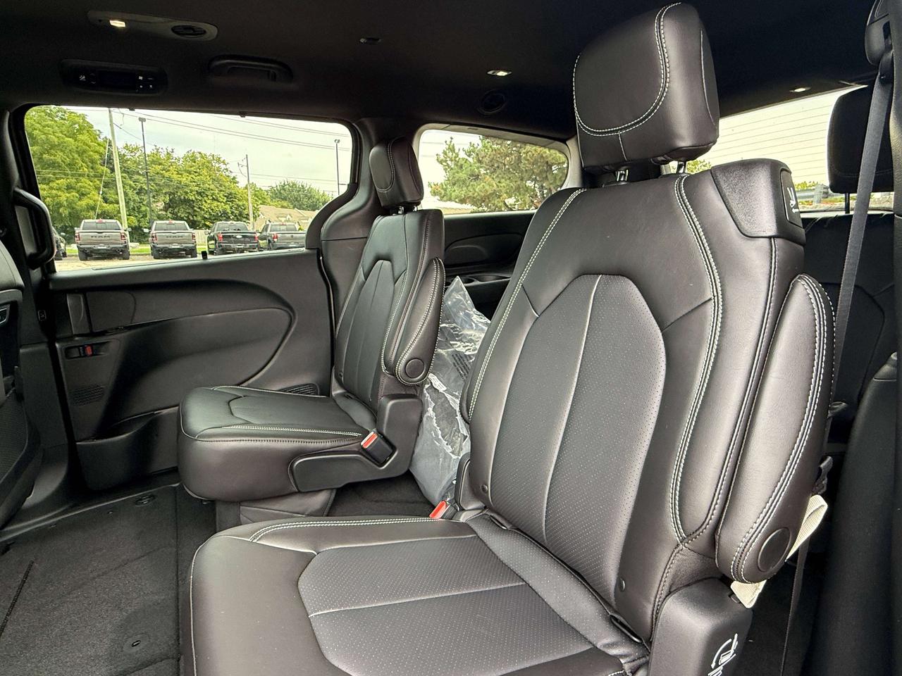 2027 Chrysler Pacifica Select FWD Photo