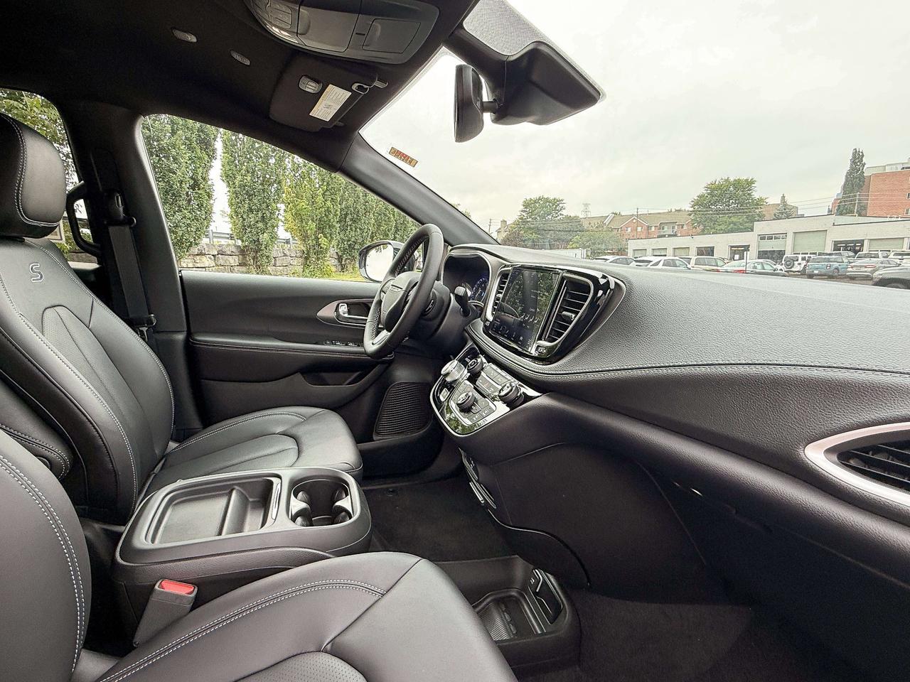 2027 Chrysler Pacifica Select FWD Photo