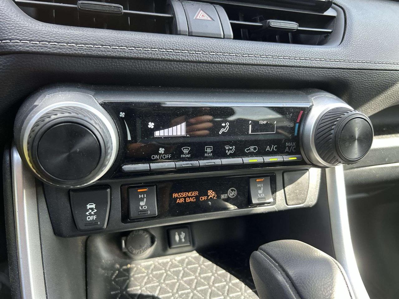 2019 Toyota RAV4 HEATED SEATS | CARPLAY | BLIND SPOT | ADAPT CRUISE Photo