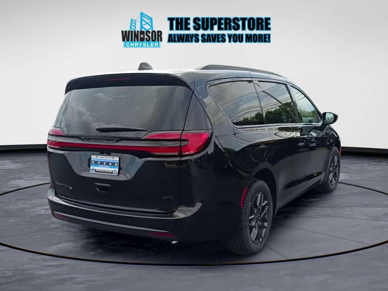 2027 Chrysler Pacifica Select AWD Photo