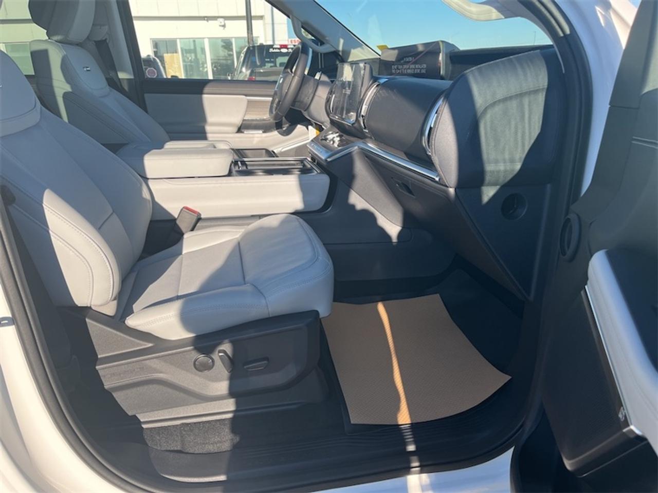 2027 Ford Expedition Platinum Photo5