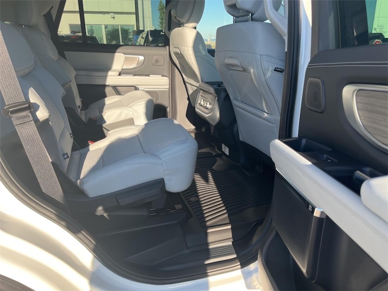 2027 Ford Expedition Platinum Photo5