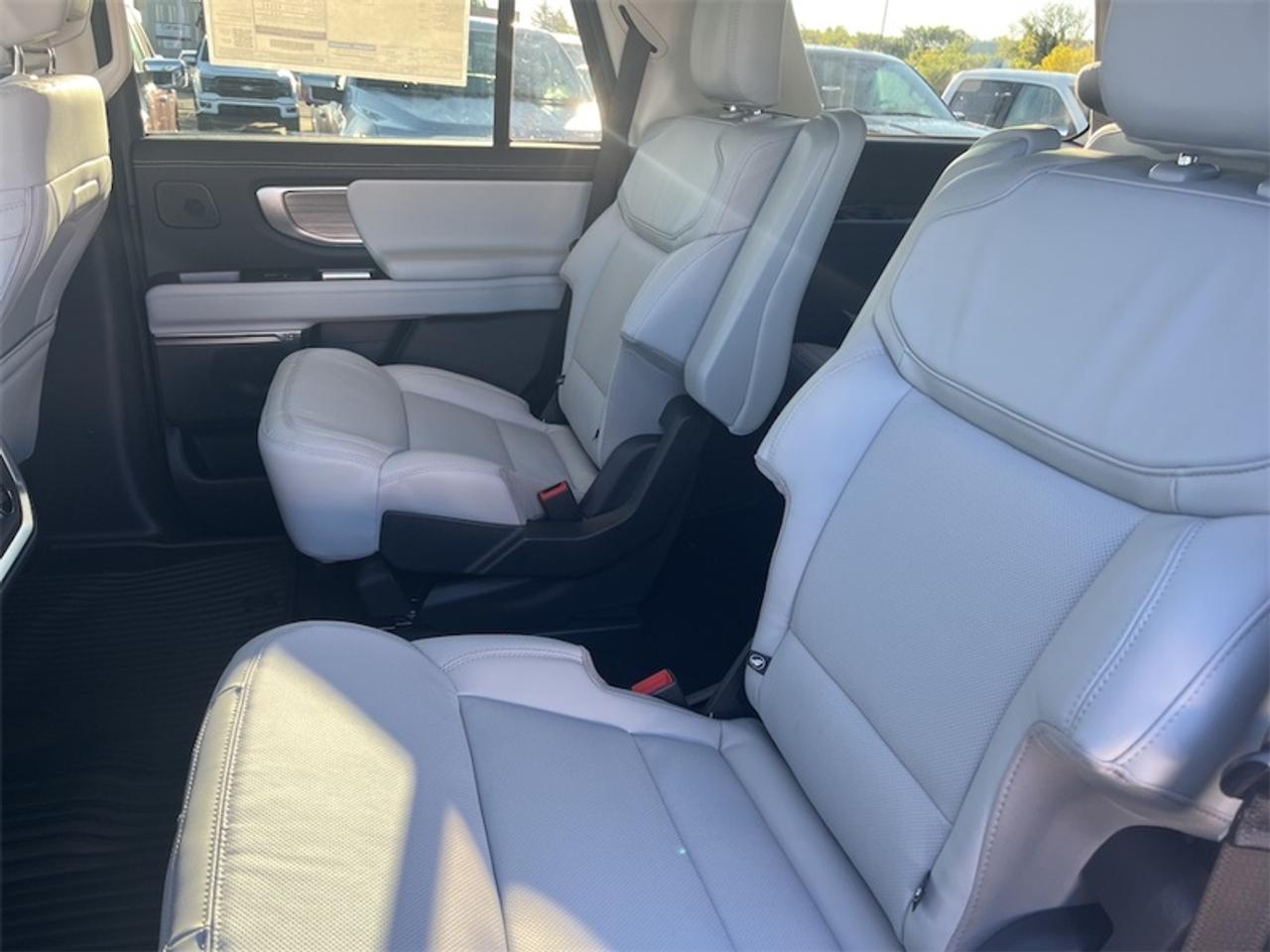 2027 Ford Expedition Platinum Photo5