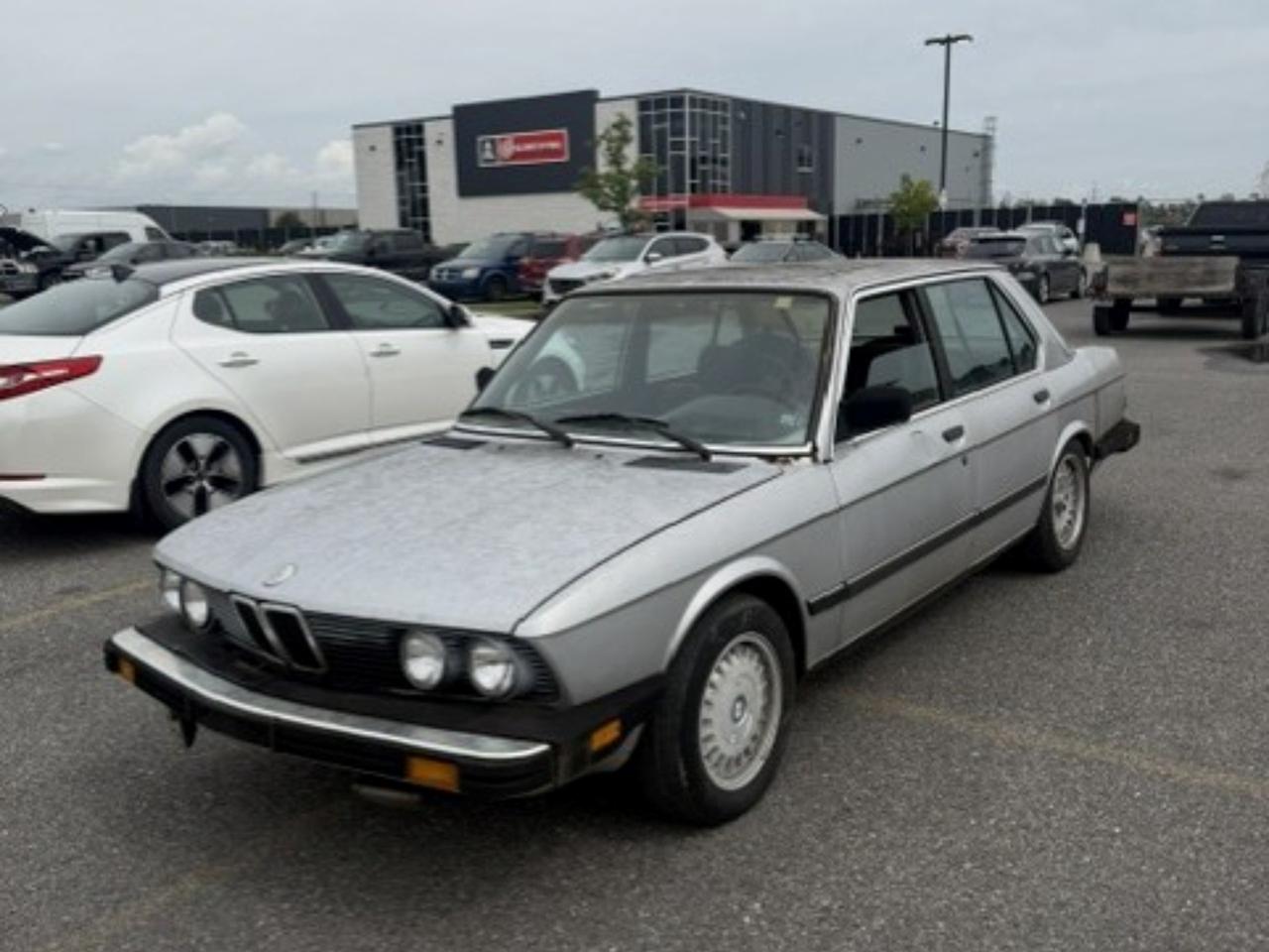 BMW 535I 1985 BEAUCOUPE DE TRAVAILLE A FAIRE CEST UN VEHICULE POUR PROJET LE PLANCHER EST A REFAIRE UN PEUT DE ROUILLE SUR LA CARROSSERIE A BESOIN DE FREIN DE POMPE A POWER STEERING ET A BESOIN DUN INSPECTION DERNIER PAPIER DATE DE 2011 DONC LA BMW NA PAS ROULER DEPUIS 15 ANS MAIS BEAU PROJET POUR PERSONNE QUI A DU TEMPS ET DE LA PASSION A METTRE DESSU.