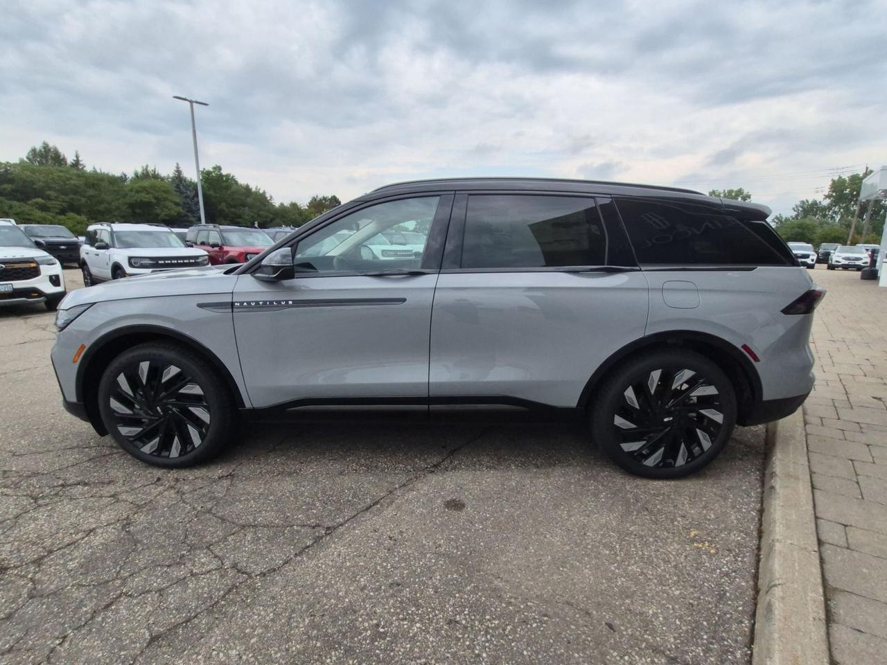 2026 Lincoln Nautilus RESERVE, JET PKG, PANO ROOF, PREMIUM LEATHER Photo3