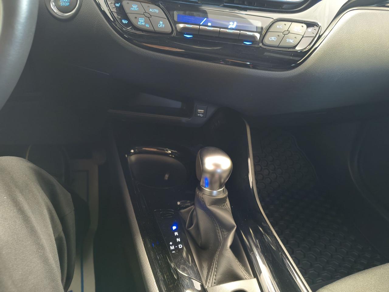 2021 Toyota C-HR LE Photo0