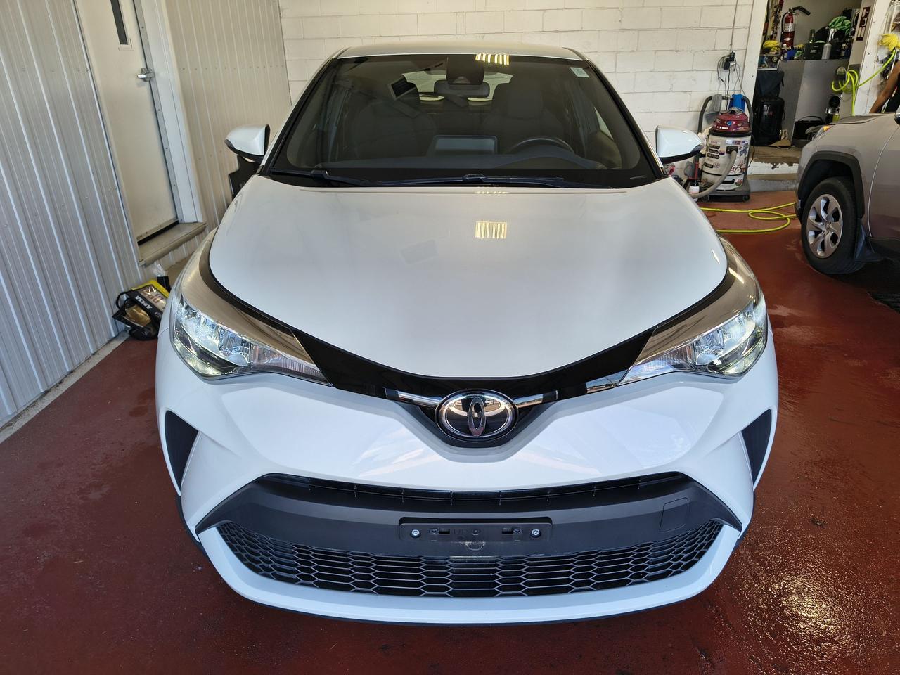 2021 Toyota C-HR LE Photo0