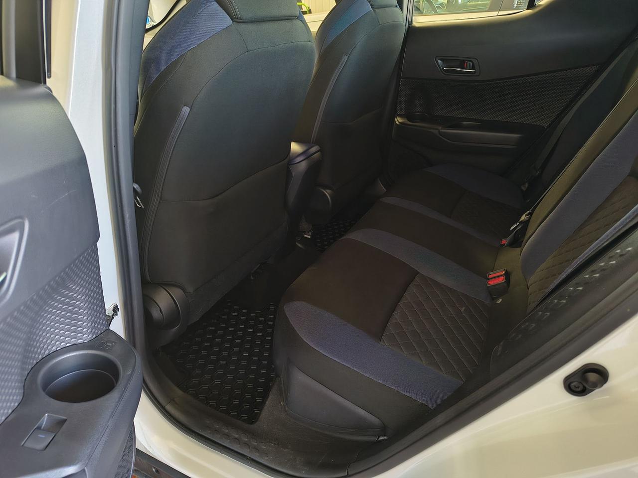 2021 Toyota C-HR LE Photo0