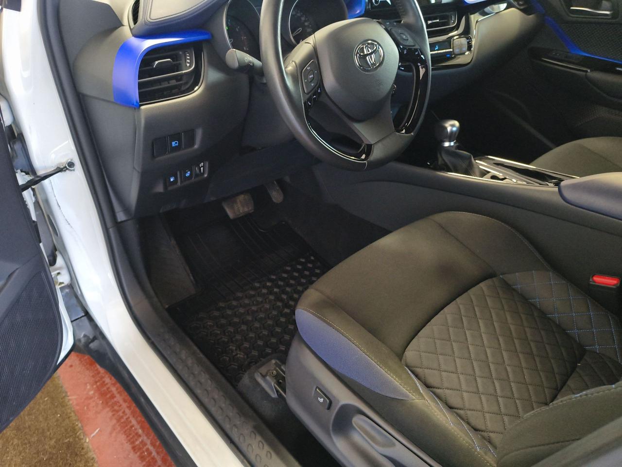 2021 Toyota C-HR LE Photo0