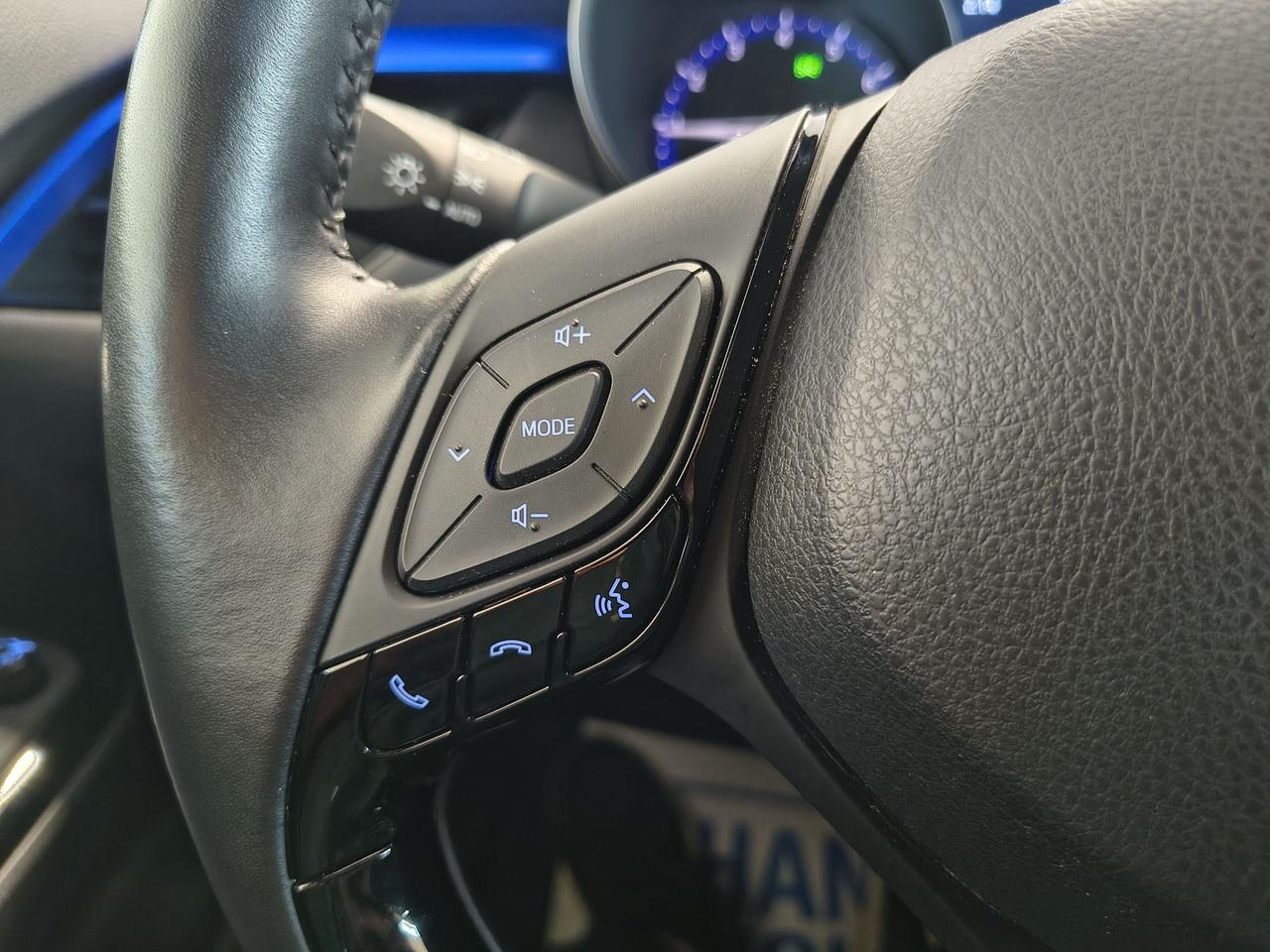 2021 Toyota C-HR LE Photo0