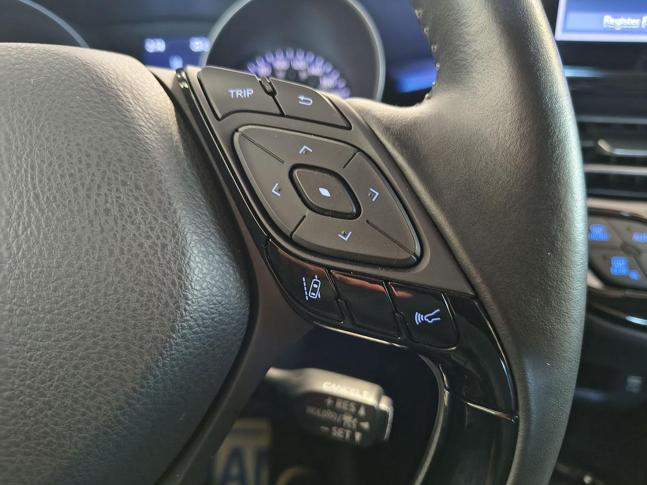 2021 Toyota C-HR LE Photo0