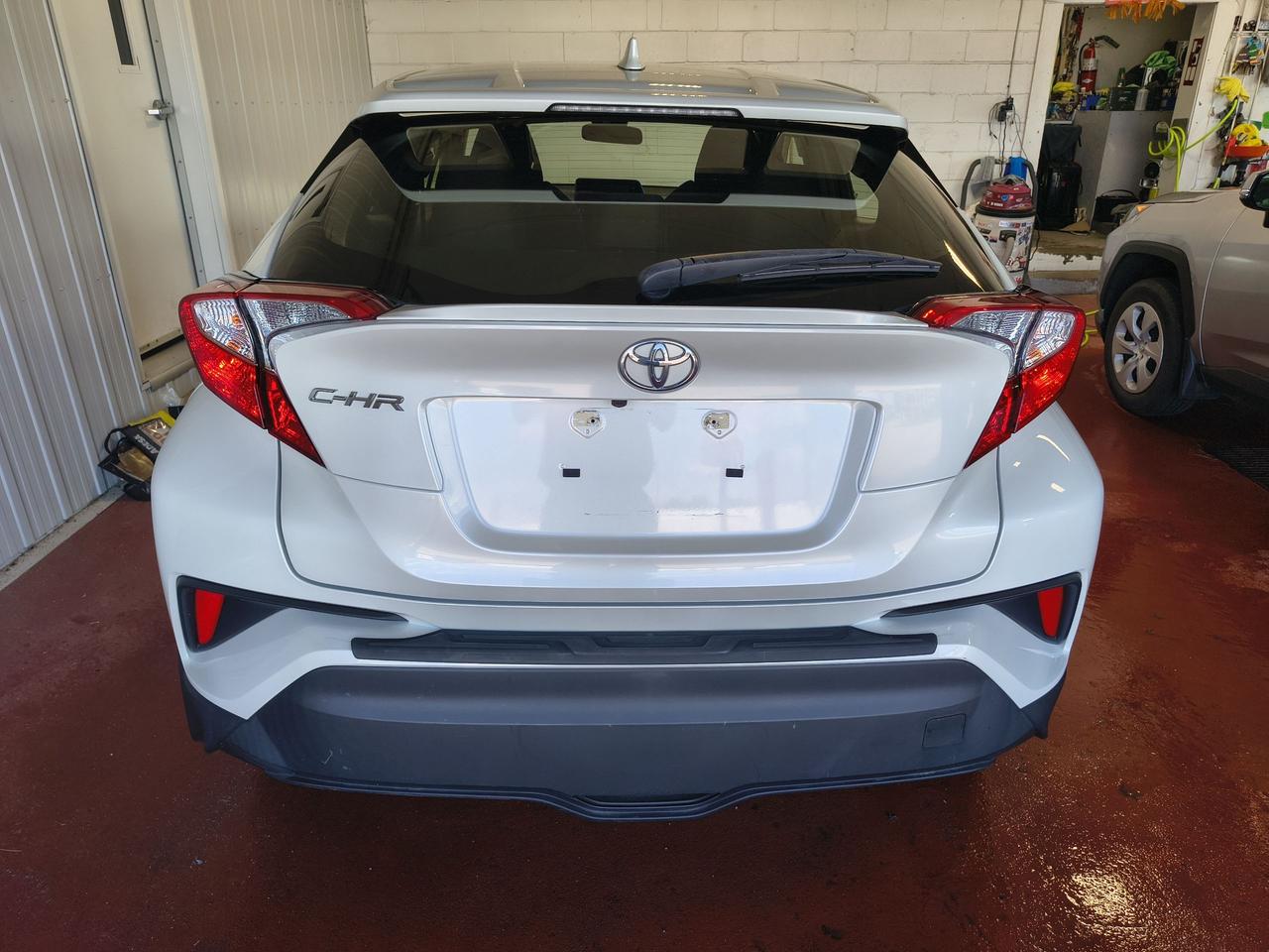 2021 Toyota C-HR LE Photo0