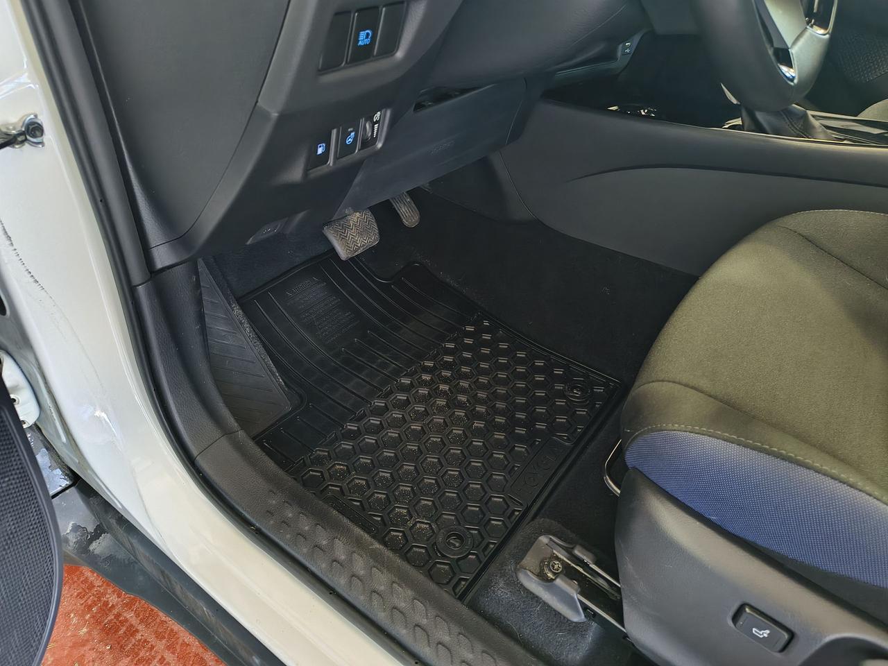 2021 Toyota C-HR LE Photo0