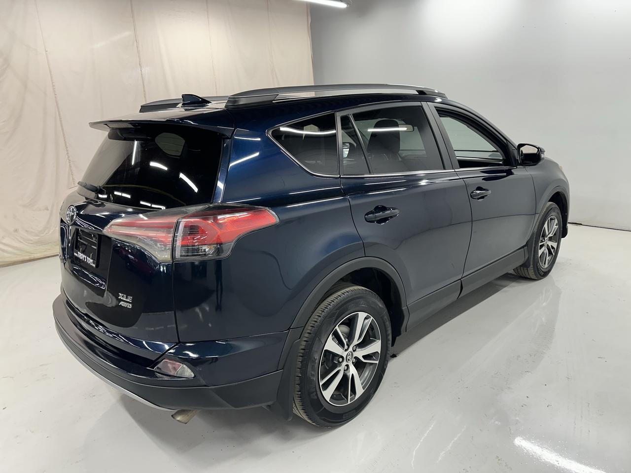 2018 Toyota RAV4 AWD XLE Photo28