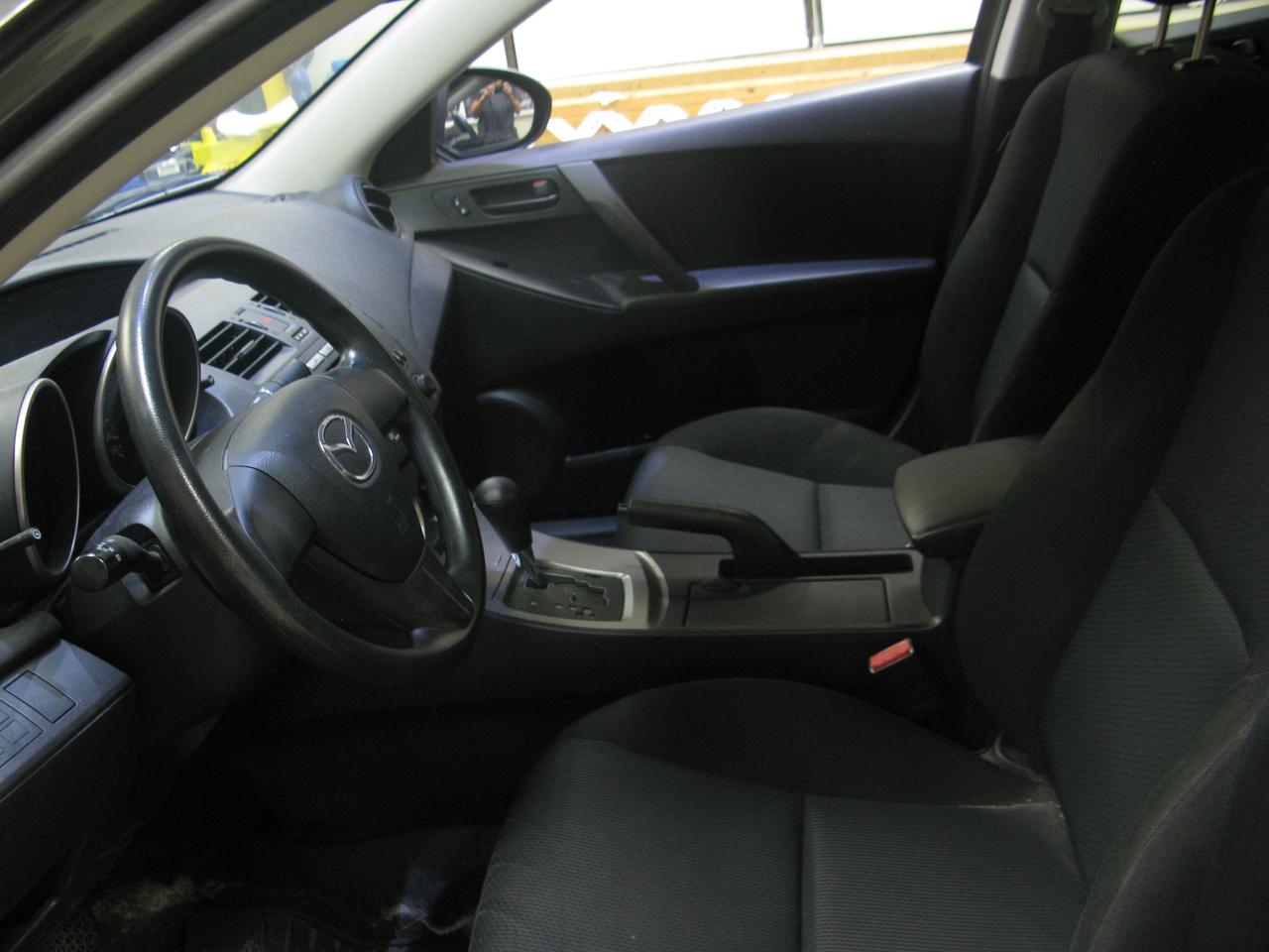 2011 Mazda MAZDA3 4dr Sdn Auto GX Photo3