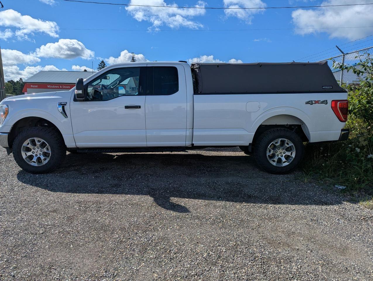 2022 Ford F-150 XLT 4WD SUPERCAB 8' BOX Photo2