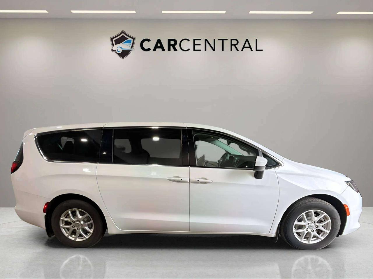 2023 Dodge Grand Caravan SXT | PUSH START | HTD STEERING | 11 SERVICE REC Photo