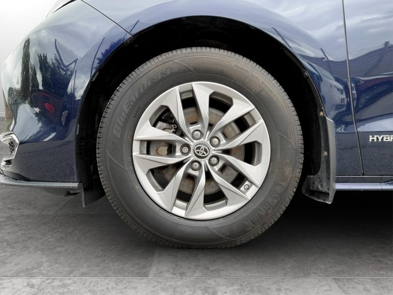 2021 Toyota Sienna XLE  **CLEAN CARFAX - HYBRID** Photo