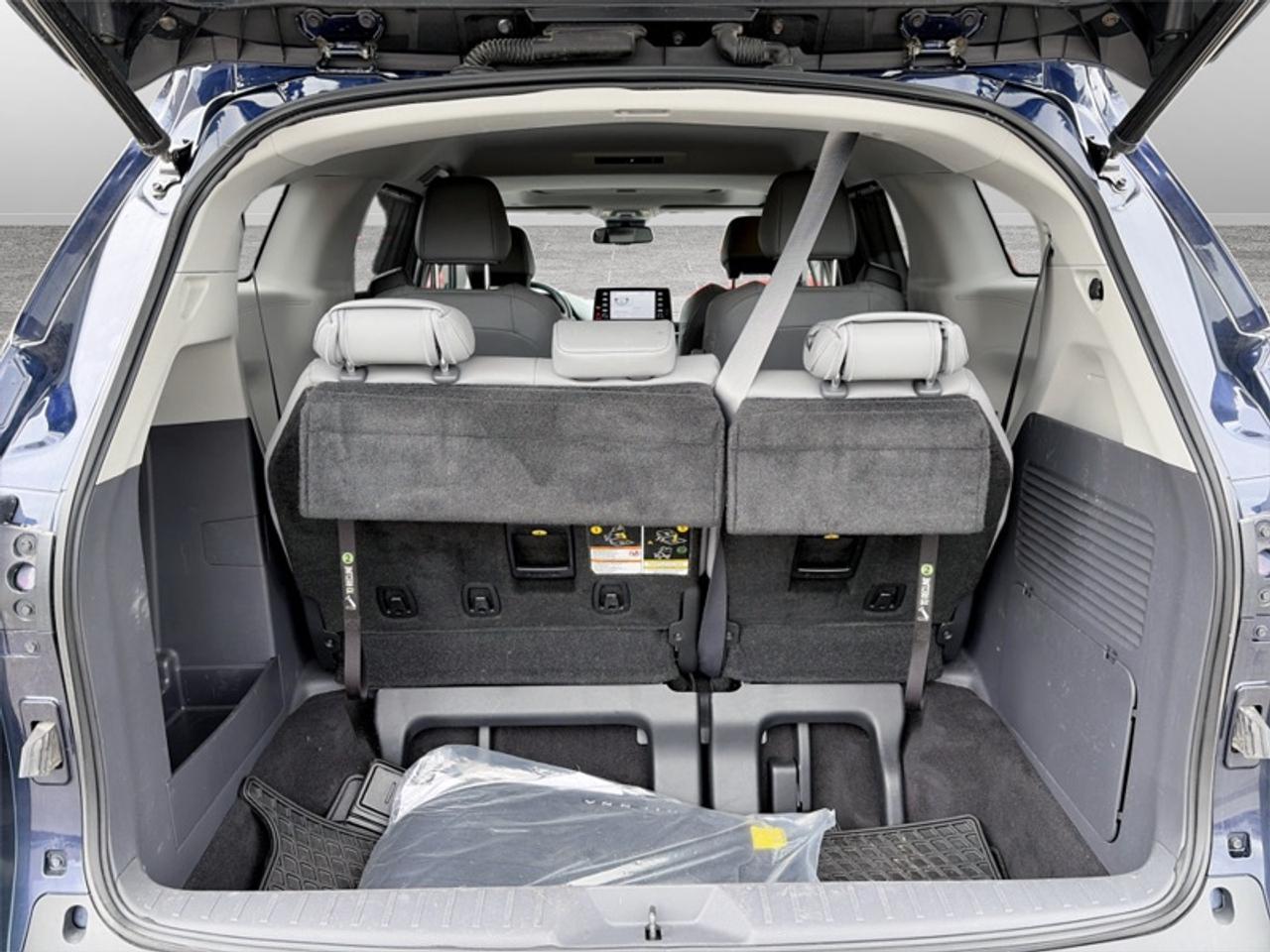 2021 Toyota Sienna XLE  **CLEAN CARFAX - HYBRID** Photo