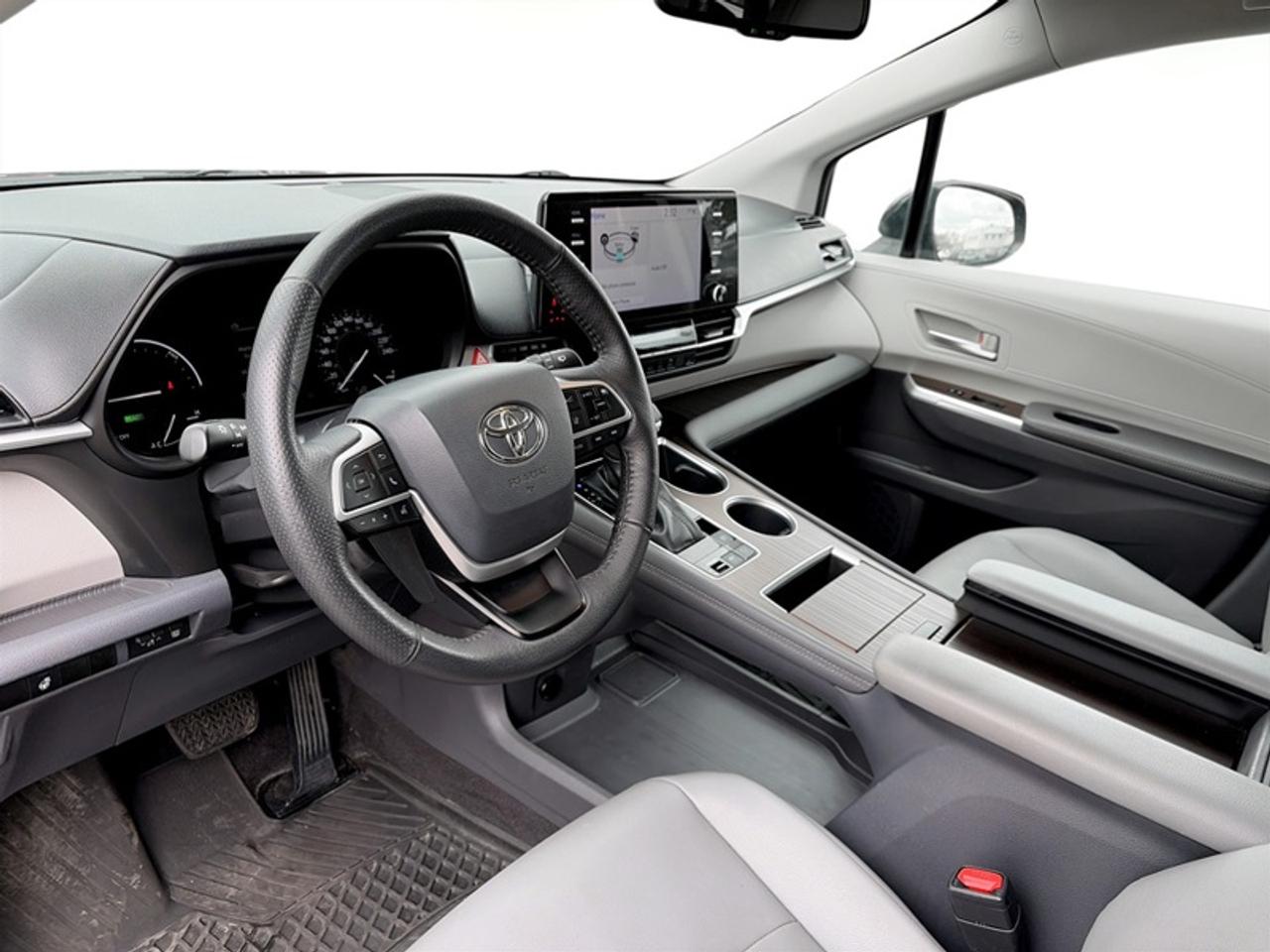 2021 Toyota Sienna XLE  **CLEAN CARFAX - HYBRID** Photo