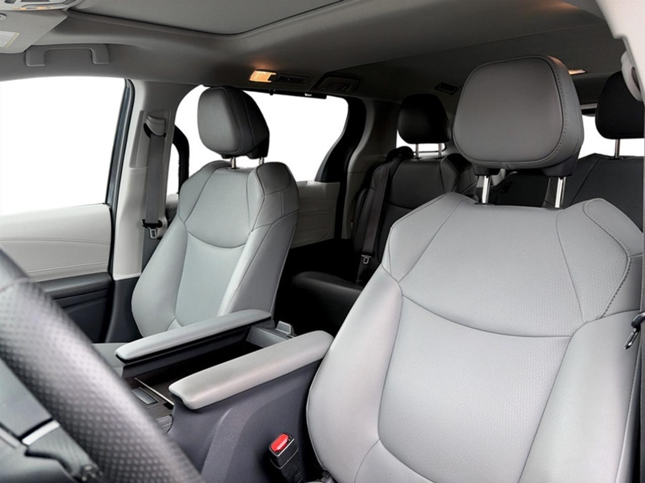 2021 Toyota Sienna XLE  **CLEAN CARFAX - HYBRID** Photo