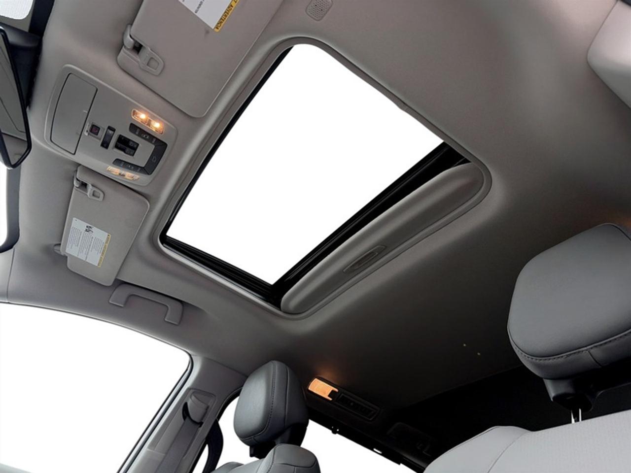 2021 Toyota Sienna XLE  **CLEAN CARFAX - HYBRID** Photo