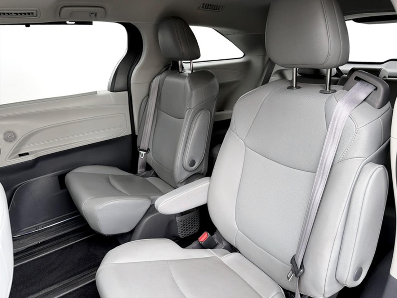 2021 Toyota Sienna XLE  **CLEAN CARFAX - HYBRID** Photo