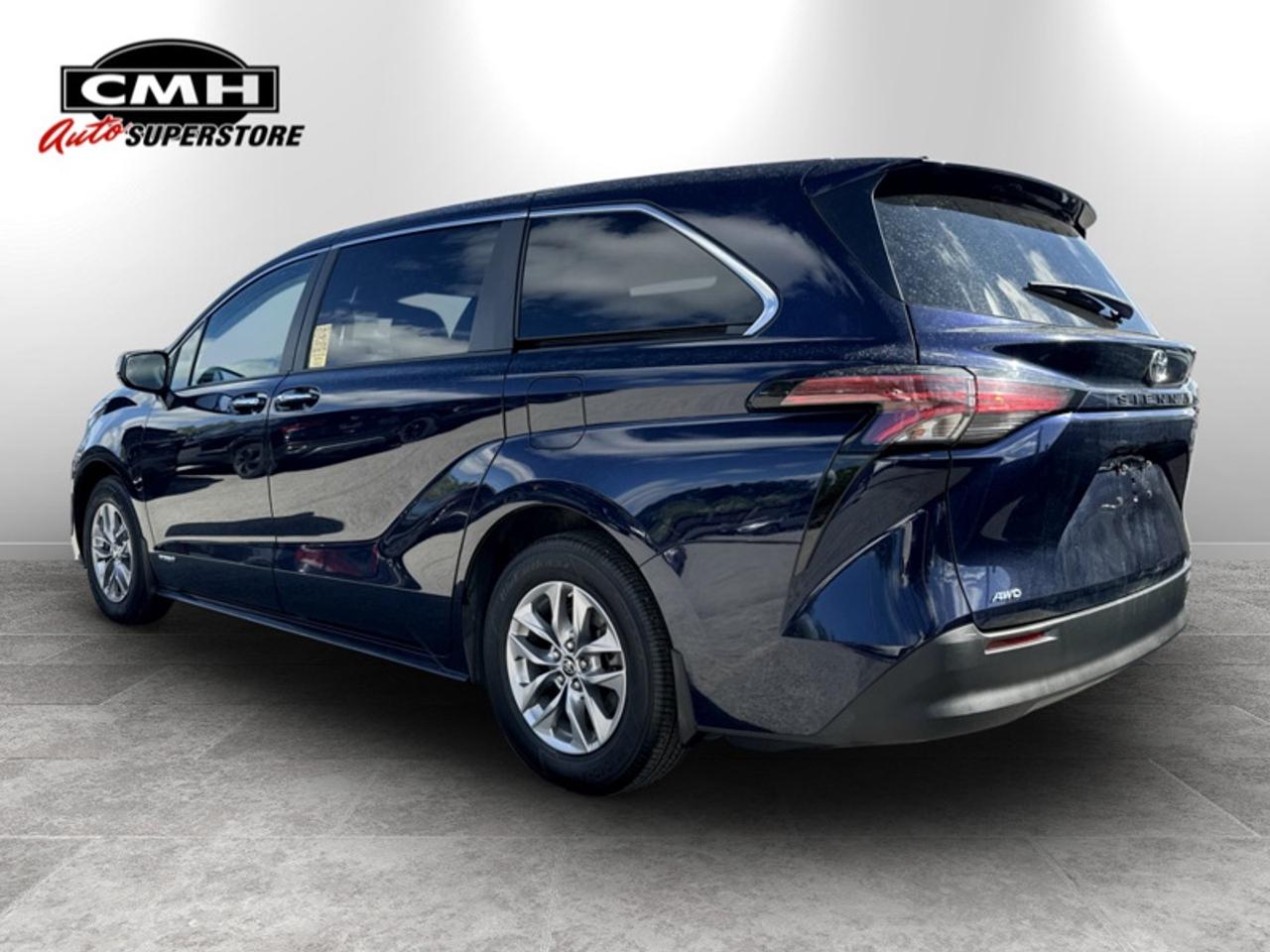 2021 Toyota Sienna XLE  **CLEAN CARFAX - HYBRID** Photo