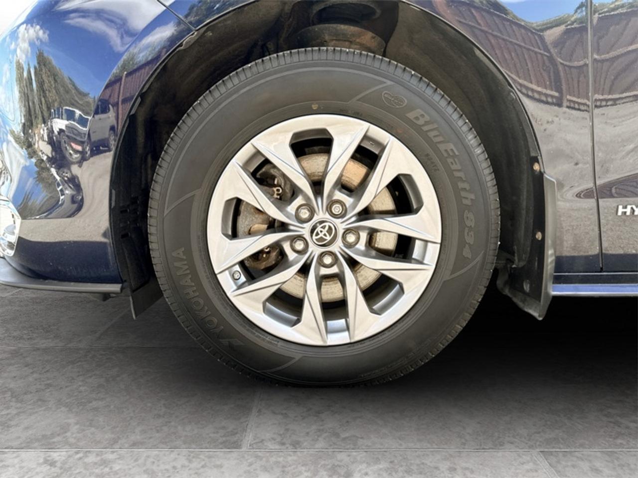 2021 Toyota Sienna XLE  **CLEAN CARFAX - HYBRID** Photo