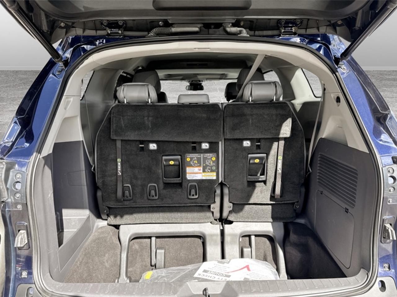 2021 Toyota Sienna XLE  **CLEAN CARFAX - HYBRID** Photo