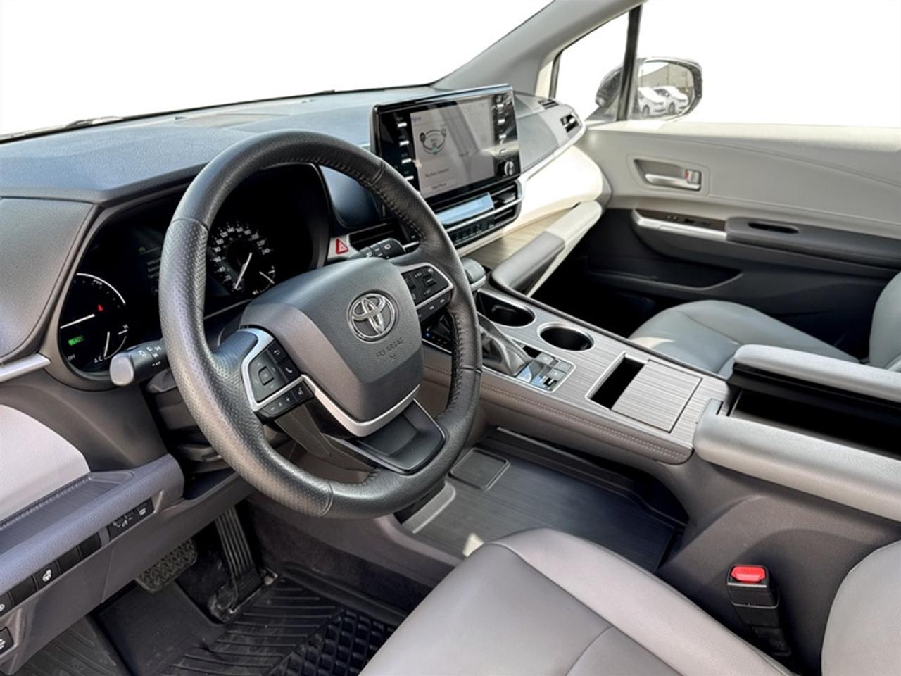 2021 Toyota Sienna XLE  **CLEAN CARFAX - HYBRID** Photo
