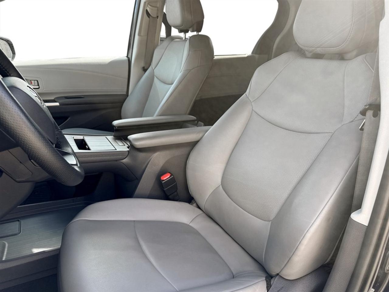 2021 Toyota Sienna XLE  **CLEAN CARFAX - HYBRID** Photo