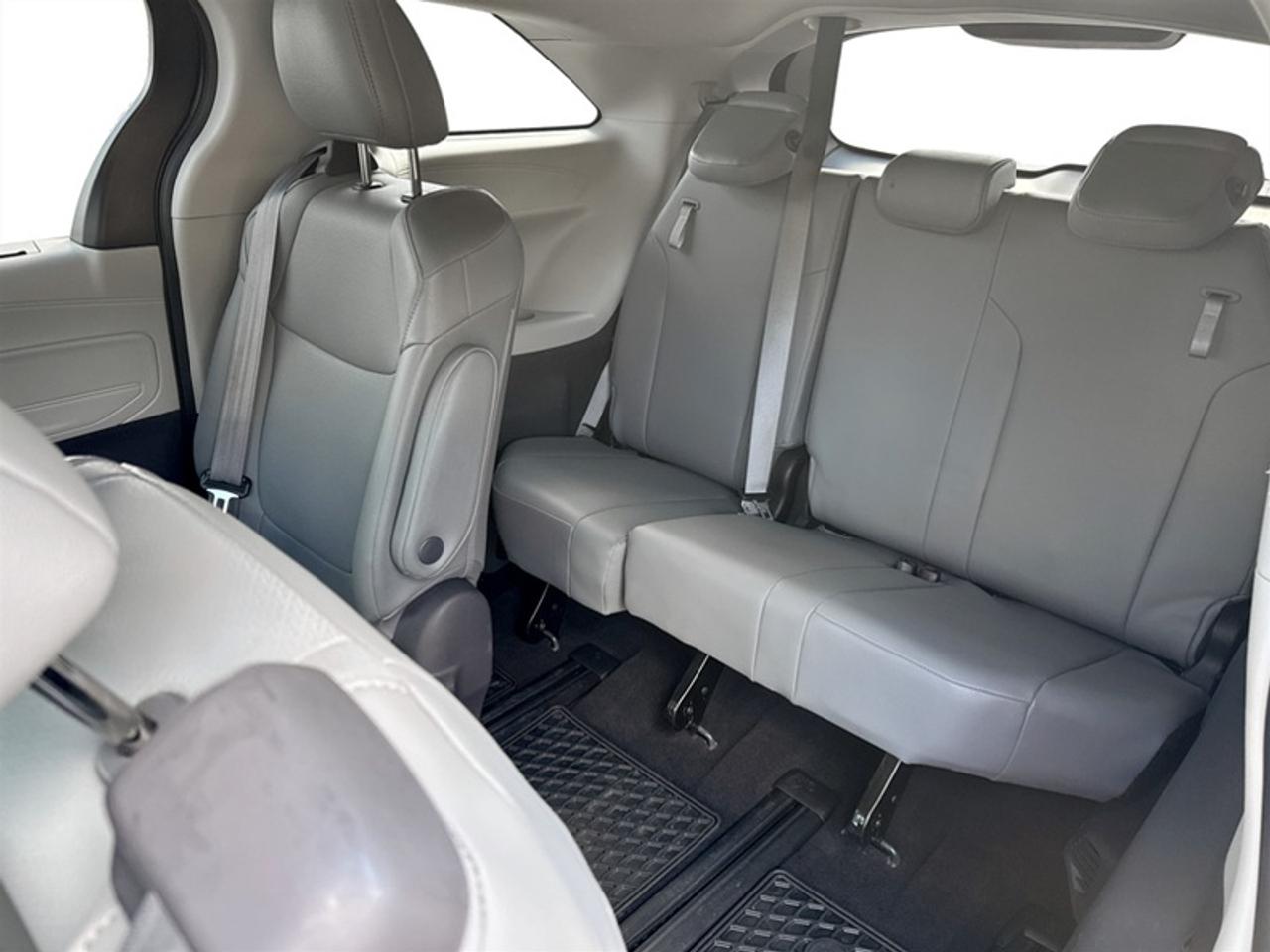 2021 Toyota Sienna XLE  **CLEAN CARFAX - HYBRID** Photo