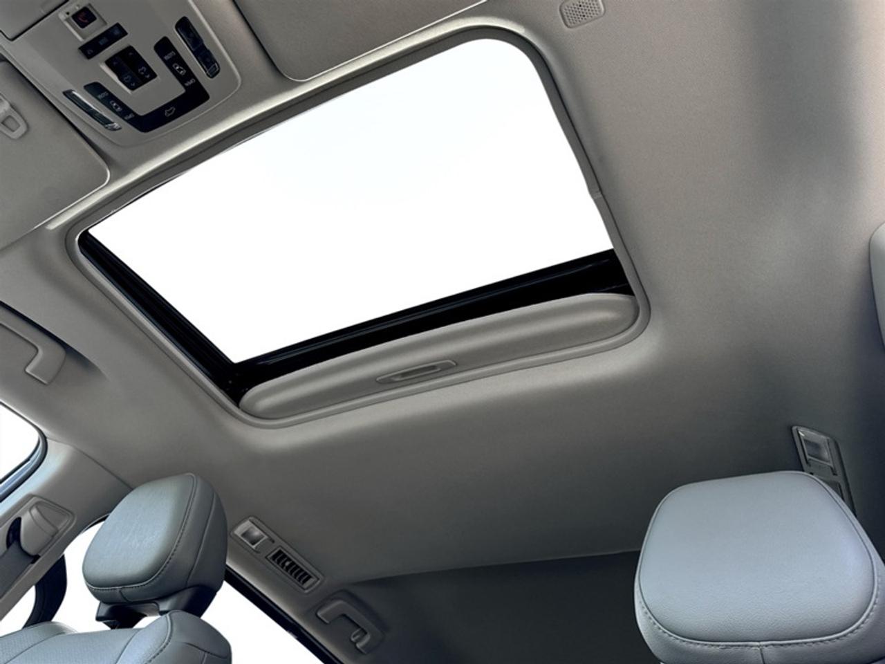2021 Toyota Sienna XLE  **CLEAN CARFAX - HYBRID** Photo
