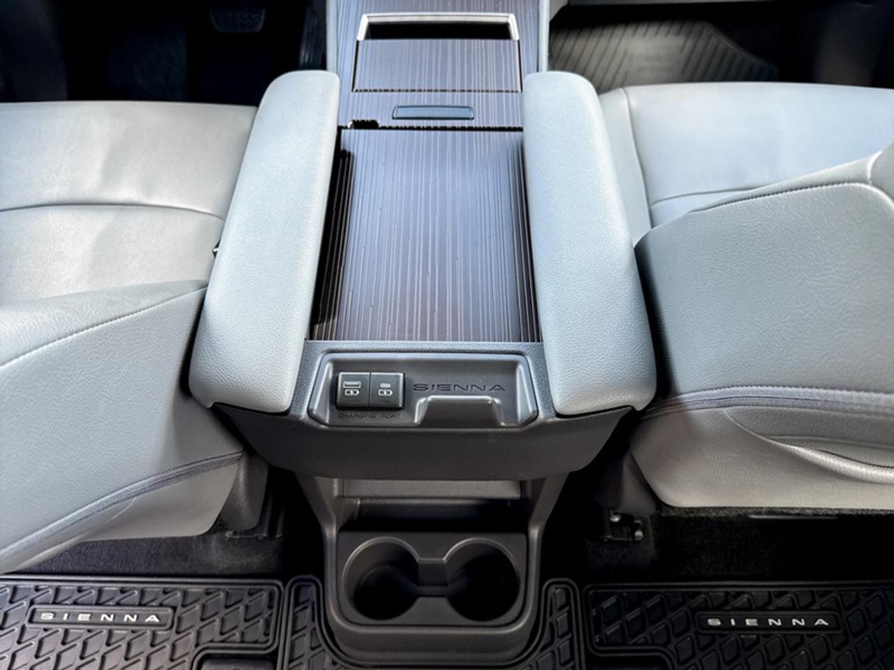 2021 Toyota Sienna XLE  **CLEAN CARFAX - HYBRID** Photo