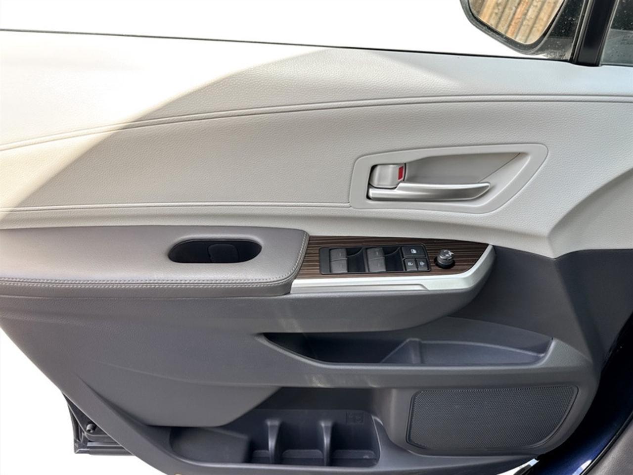 2021 Toyota Sienna XLE  **CLEAN CARFAX - HYBRID** Photo