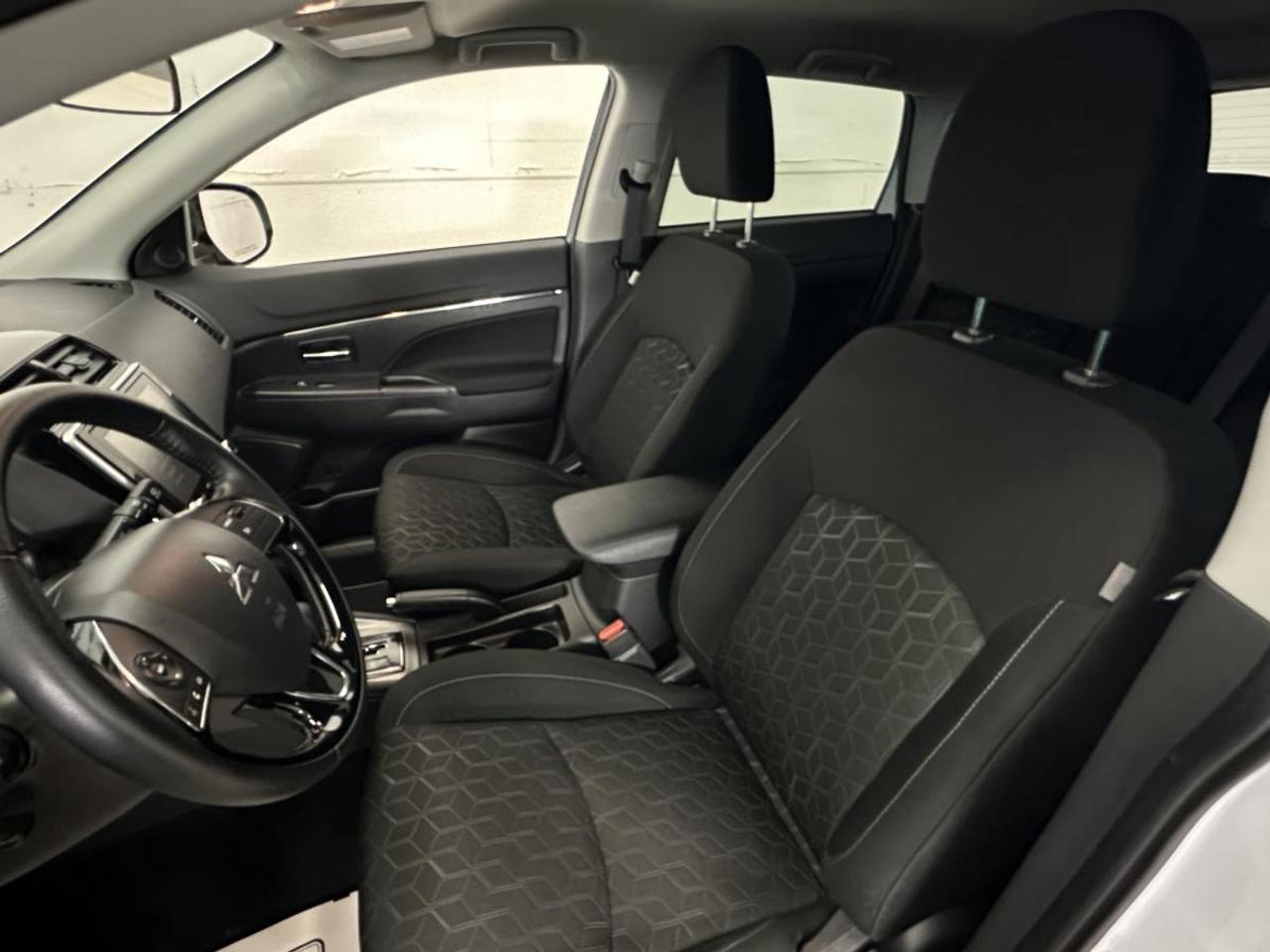 2023 Mitsubishi RVR SE/4WD/44KM/OFF 1 OWNER LEASE! Photo